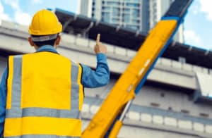 Un'operatore qualificato che dirige il movimento dell'autoscala