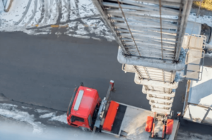 Foto dall'alto di un'autoscala con un autocarro